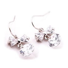 融合材質(zhì)藝術(shù) 伊泰蓮娜麗晶“楓尚”合金耳墜的多元魅力