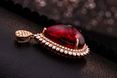 金魚(yú)叔叔的匠心 當(dāng)珠寶邂逅光影，訴說(shuō)首飾的靈動(dòng)故事